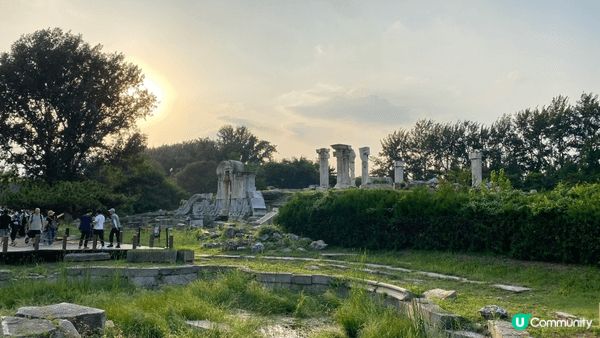 圓明園遺址如同時光傷痕，殘垣斷壁訴說昔日輝煌與浩劫。走進園中...