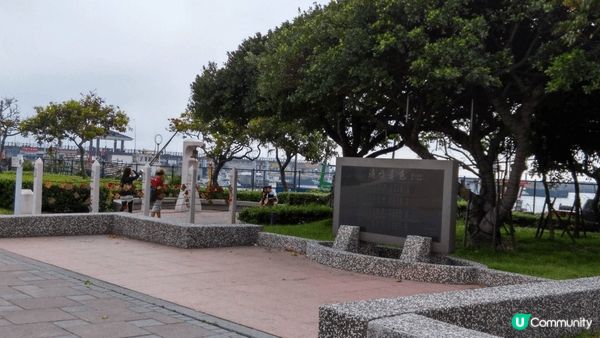 淡水有出名的情人橋，有漁人碼頭，夏天時天海一色，吹來的海風，...