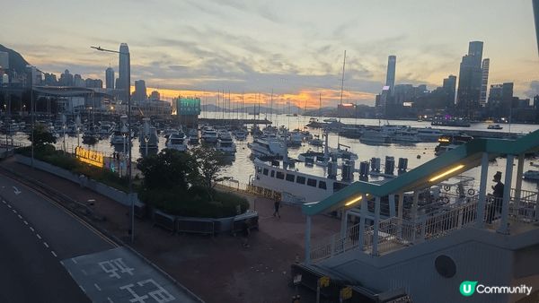 香港仔避風塘。在艇上享用晚餐的同時，亦都可以欣賞日落，不錯的...