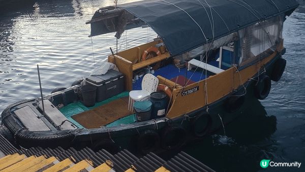 香港仔避風塘。在艇上享用晚餐的同時，亦都可以欣賞日落，不錯的...