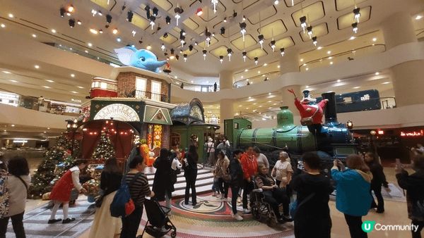 香港金鐘的太古廣場，每隔一段時間就有特別的裝飾。以聖誕新年為...