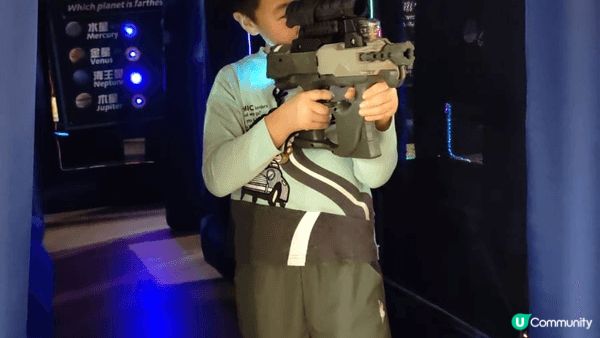 男孩子嘅運動當然離不開足球, 玩具槍, 同車啦!