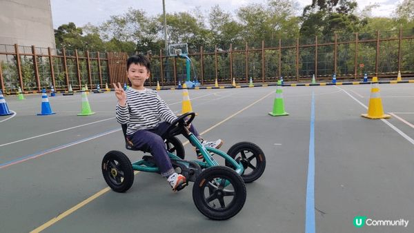 男孩子嘅運動當然離不開足球, 玩具槍, 同車啦!