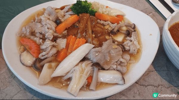 新泰東南亞餐廳位於龍城崇光啟德店食匯堂14樓，午餐：海南雞飯...