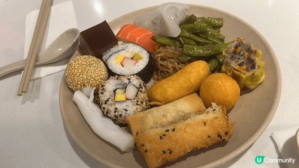 銅鑼灣樂園素食佢提供超過70款多國素食任食，包括素壽司、手作...