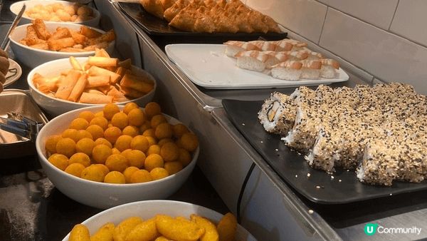銅鑼灣樂園素食佢提供超過70款多國素食任食，包括素壽司、手作...