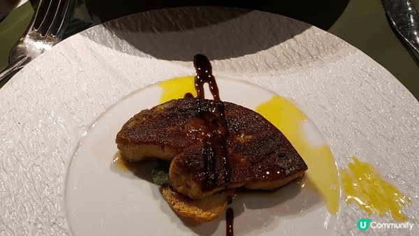 Oyster Bar 當然係美味新鮮生蠔，跟餐落單可享有40...