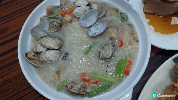 油麻地紅伶飯店供應潮式菜：滷水鵝片，冰鎮墨魚片，白灼蜆煲，酥...