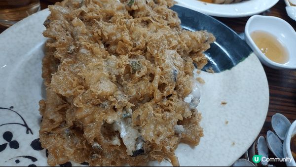油麻地紅伶飯店供應潮式菜：滷水鵝片，冰鎮墨魚片，白灼蜆煲，酥...