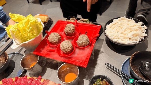 「就犟牛肉火鍋」將潮汕牛肉的鮮，提升至儀式般的境界。踏入店內...