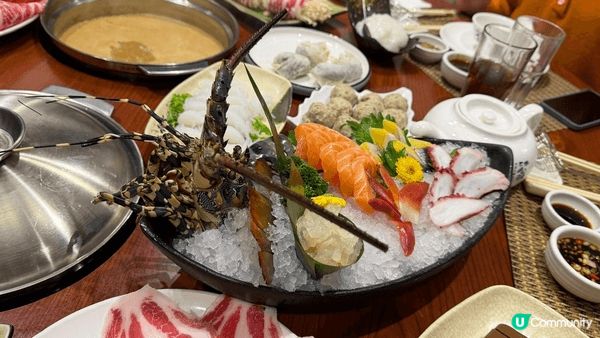 這間名叫不倒翁中日火鍋料理食材很新鮮，環境也不錯，不覺得很嘈...