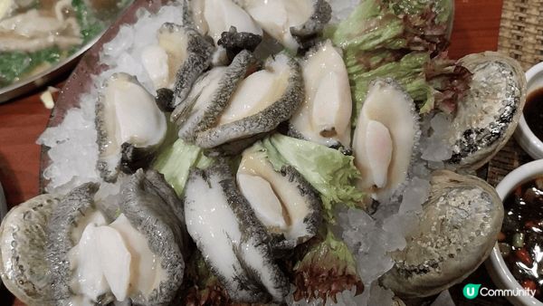 這間名叫不倒翁中日火鍋料理食材很新鮮，環境也不錯，不覺得很嘈...