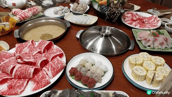 這間名叫不倒翁中日火鍋料理食材很新鮮，環境也不錯，不覺得很嘈...