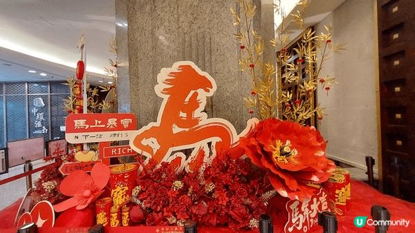 2016馬年即將來臨，港九各大商場紛紛佈置得五光十色，希望各...