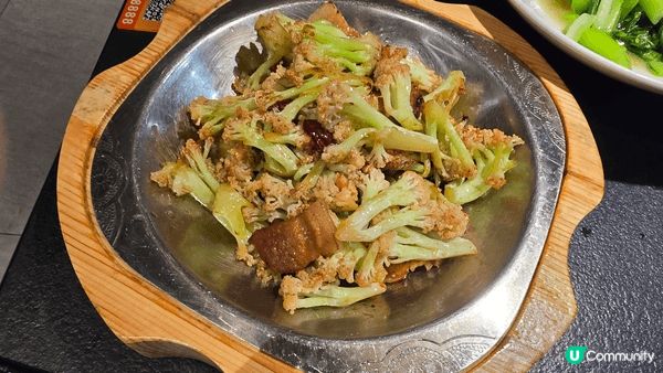 過年時必吃的雞， 還有豆腐 和椰菜花， 十分美味和適合節日食...