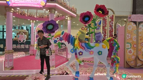 荷里活廣場新年期間打造成粉彩系花鳥世界，讓你走進一場結合藝術...