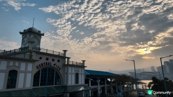 在中環的全新行人天橋上，可欣賞外面的美景！