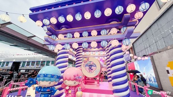以纜車背景配合角色裝置，營造「海洋之旅」氛圍,利用花園場景的...
