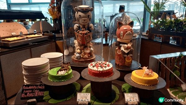 去海洋公園5星酒店吃自助餐，被滿滿一櫃的雪糕及精緻甜點所吸引...