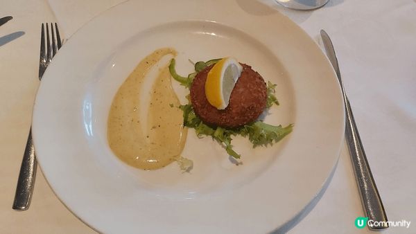 蟹餅外層酥脆，內容豐富，蟹肉美味。  開心果朱古力慕絲蛋糕層...