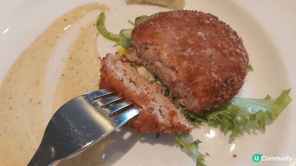 蟹餅外層酥脆，內容豐富，蟹肉美味。  開心果朱古力慕絲蛋糕層...