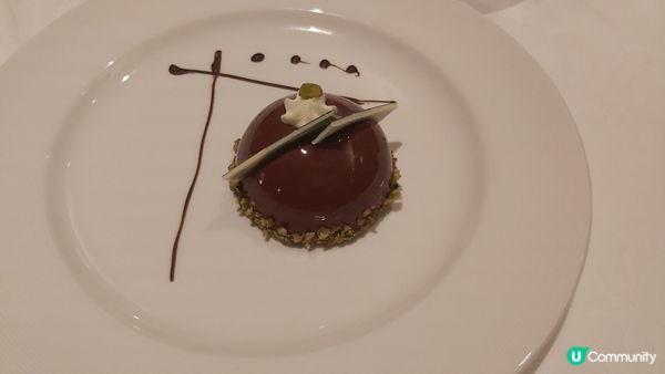 蟹餅外層酥脆，內容豐富，蟹肉美味。  開心果朱古力慕絲蛋糕層...
