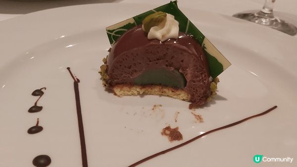 蟹餅外層酥脆，內容豐富，蟹肉美味。  開心果朱古力慕絲蛋糕層...