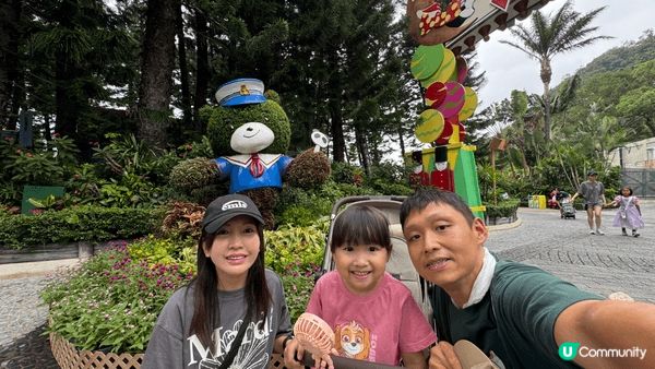 一家人去海洋公園玩嘅照片，海洋公園除咗機動遊戲之外，其實係動...