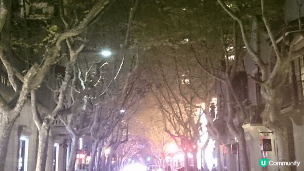 上海灘的夜景，吃完晚餐，在街上漫步，十分寫意，推薦大家來這裡...