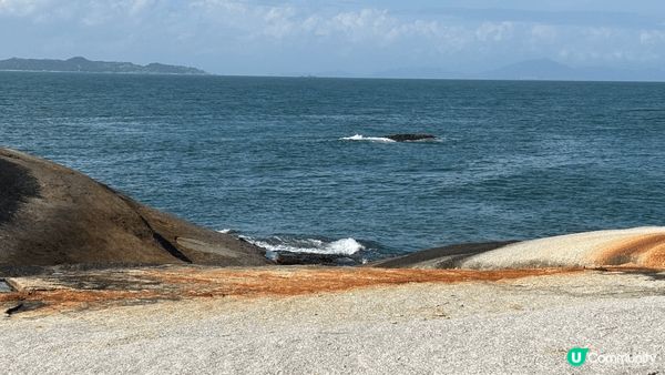 是汕尾「海上古堡」，海浪不停拍岸，有時風平如水、怒氣時風急浪...