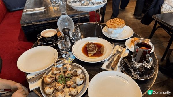 係法國食飯，有好多好好食嘅嘢，試左洋蔥湯，仲有生蠔