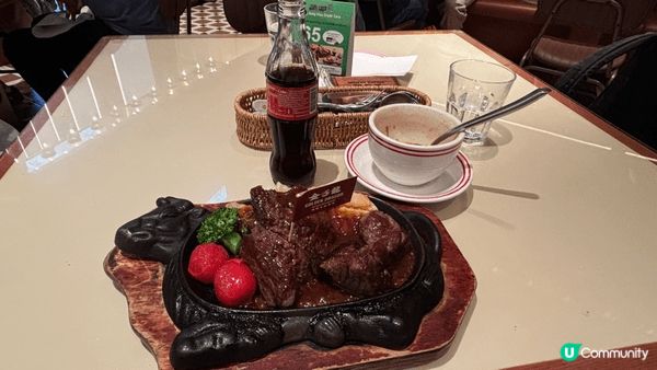 這三張相片分別是餐廳鐵板牛扒、青馬大橋、家中滿桌食材，記錄吃...