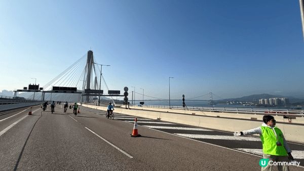 這三張相片分別是餐廳鐵板牛扒、青馬大橋、家中滿桌食材，記錄吃...