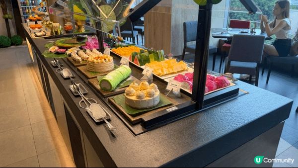 圖一為港青酒店泰Chill自助晚餐甜品區，各式甜品加入泰式元...