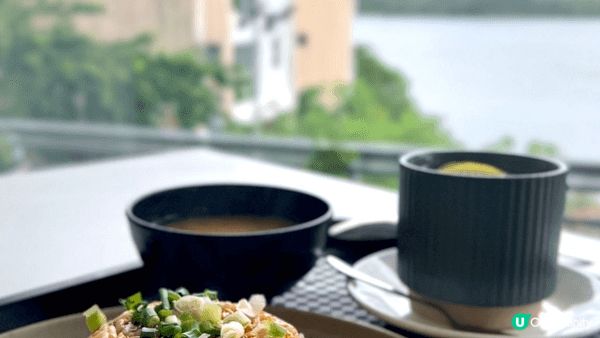 近日在一個營地的CAFE用餐時拍下的相片,食物配合景觀,感覺...
