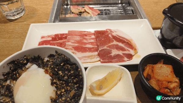 第一張圖片是燒肉。第二張圖片是可愛的貓咪，這是狸花貓。第三張...