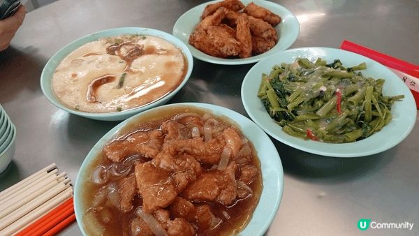 第一張圖片是燒肉。第二張圖片是可愛的貓咪，這是狸花貓。第三張...