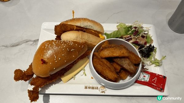 係灣仔茶餐廳食左個超大超好味既炸魚柳滑蛋包，超正。之後晚餐再...