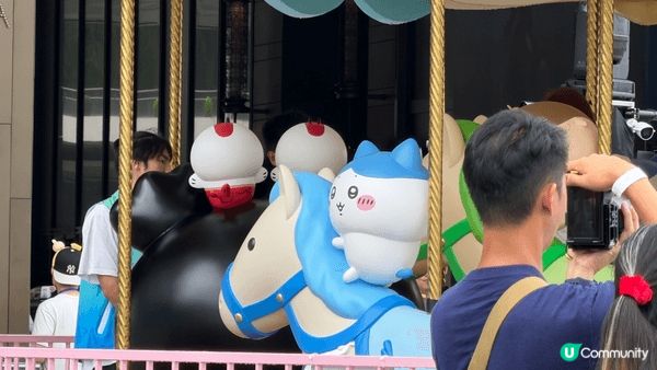 靚靚旋轉木馬現身於維港旁邊，配襯Chikawa分外醒神，加上...