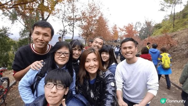 曾與家人到元朗大棠郊遊、並順道與楓葉樹拍下家庭照留念；年幼時...