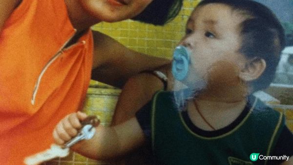 曾與家人到元朗大棠郊遊、並順道與楓葉樹拍下家庭照留念；年幼時...