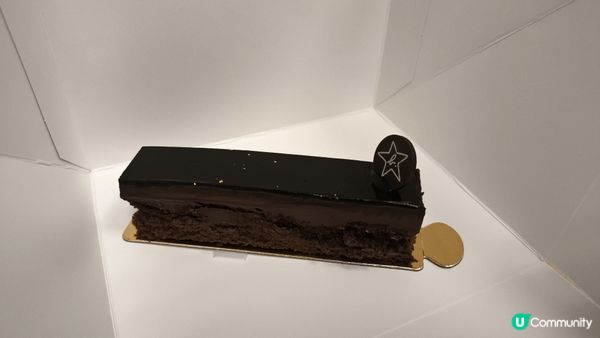 圖中蛋糕是 agnès b. CAFÉ 的黑朱古力蛋糕，外層...