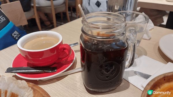 這份意粉屋下午茶充滿了濃郁的意式幸福感。熱騰騰的煲仔蕃茄濃湯...