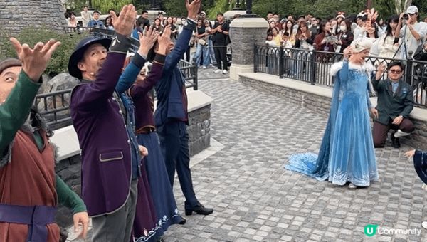香港迪士尼樂園充滿夢幻與歡樂，精彩表演與遊樂設施，適合家庭朋...