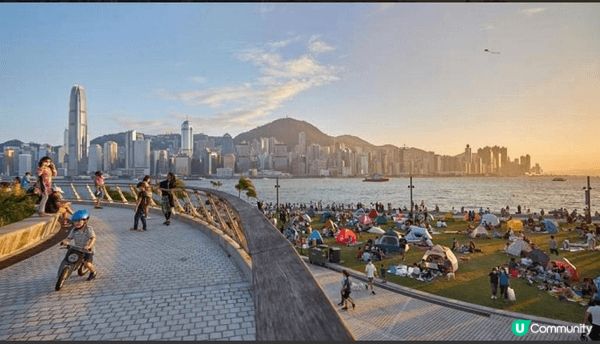 第一個推介地方係西九文化藝術區，呢到可以睇日落，望住維多利亞...