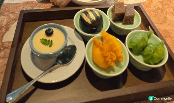 中環唐宮小聚一邊可以飲下茶食下點心，一邊又可以自制一下點心，...