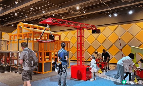 推介太平山山頂及香港科學館兩處親子地點，太平山可飽覽維港兩岸...