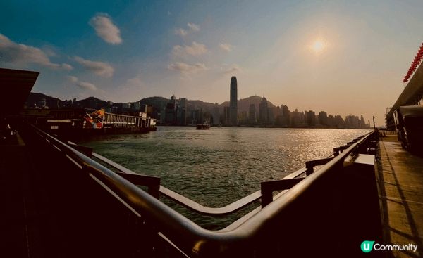 海港城望向會展，是旅遊觀景的景色！