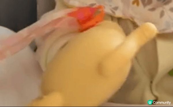 第一張相片就係關於BB牙痕嘅時候呢就可以俾佢套落隻手仔度，比...