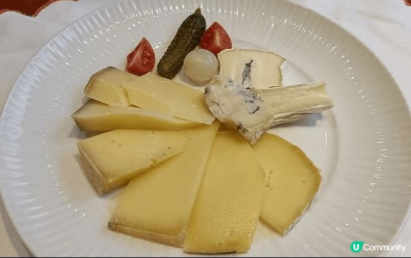 香港正宗瑞士芝士火鍋，店鋪內有瑞士白小屋同掛了不少瑞士特式章...